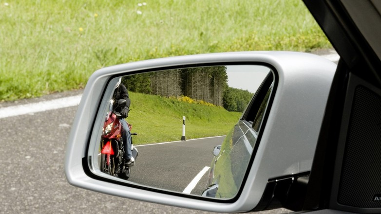 Motocyklista w lusterku