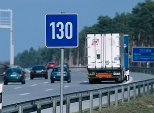Ograniczenia prędkości na autostradach są niepotrzebne. Elektryki i tak jeżdżą wolno