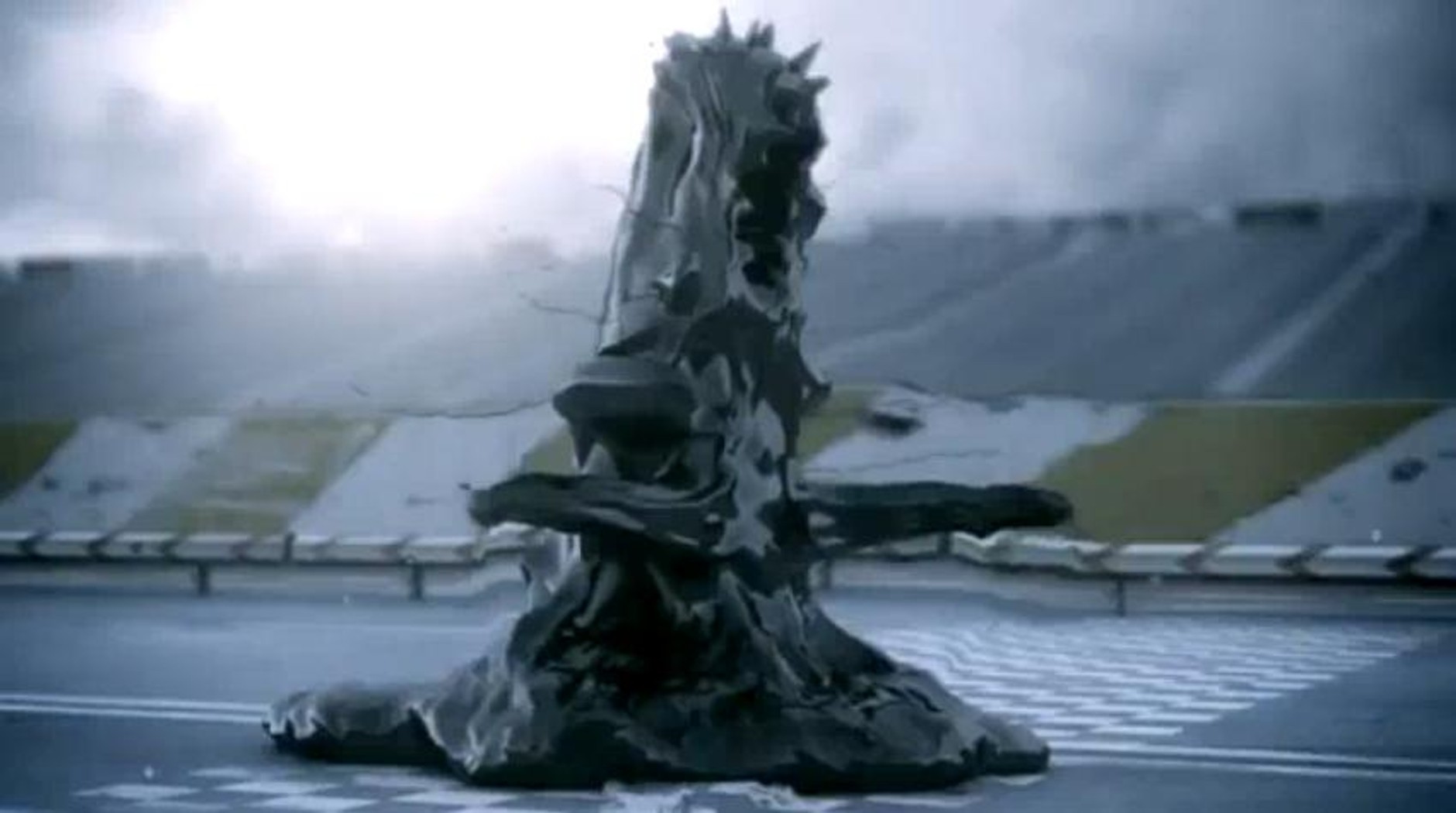 Ten potwór zaraz zrobi krzywdę kilku samochodom