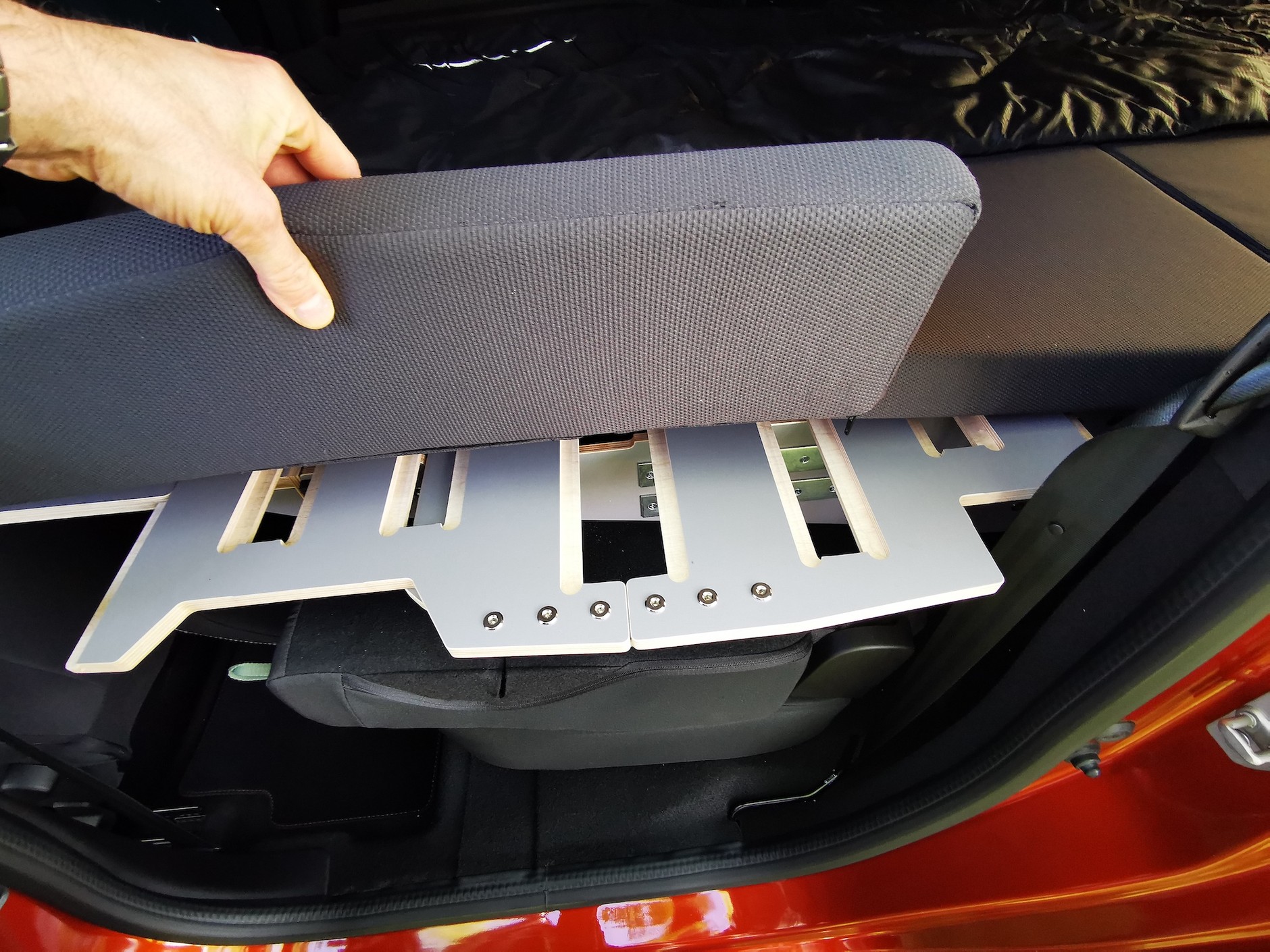 Dacia Jogger na biwaku: elementy stelaża na złożonych siedzeniach drugiego rzędu