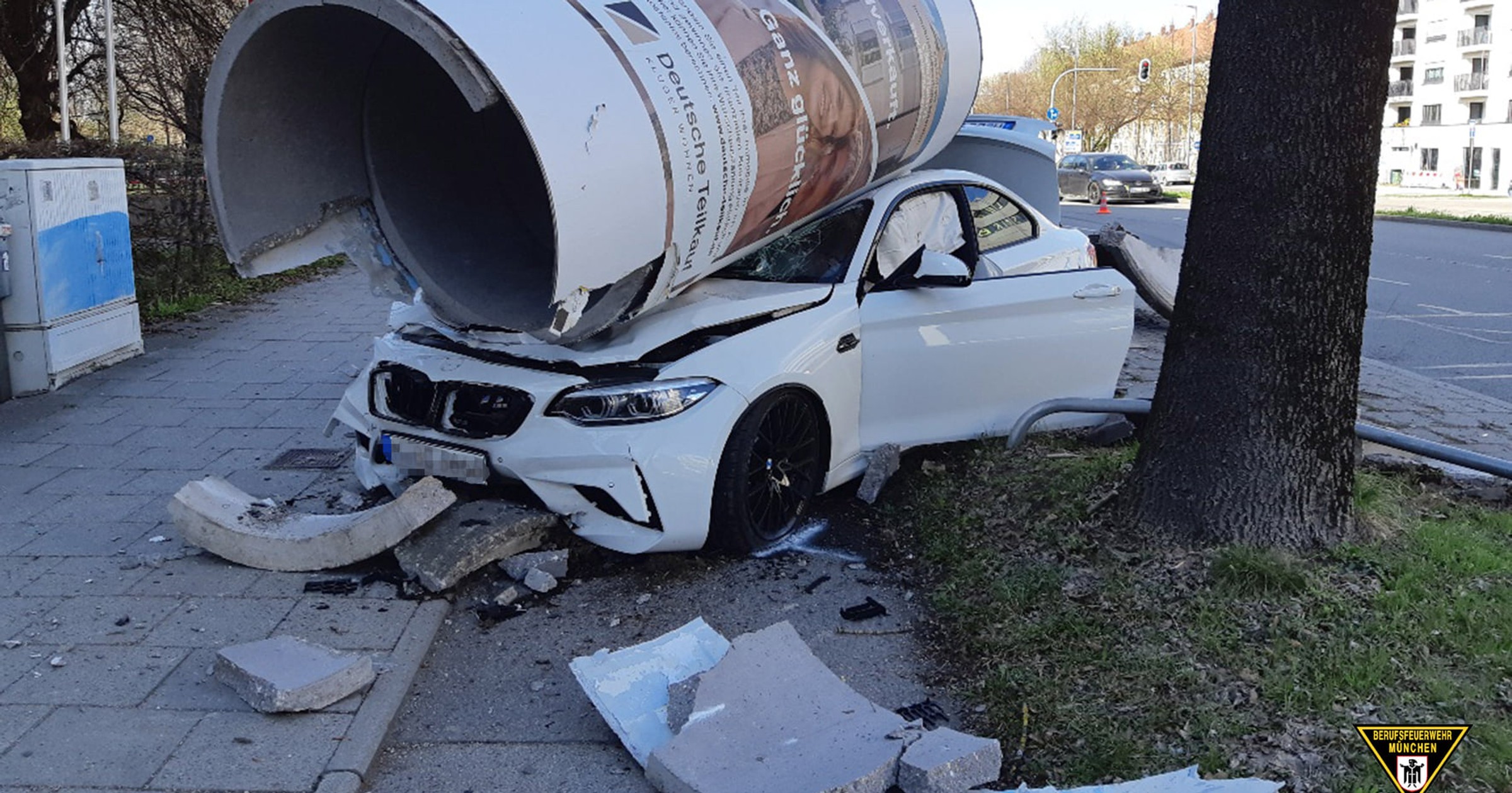 BMW M2 rozbite na słupie ogłoszeniowym