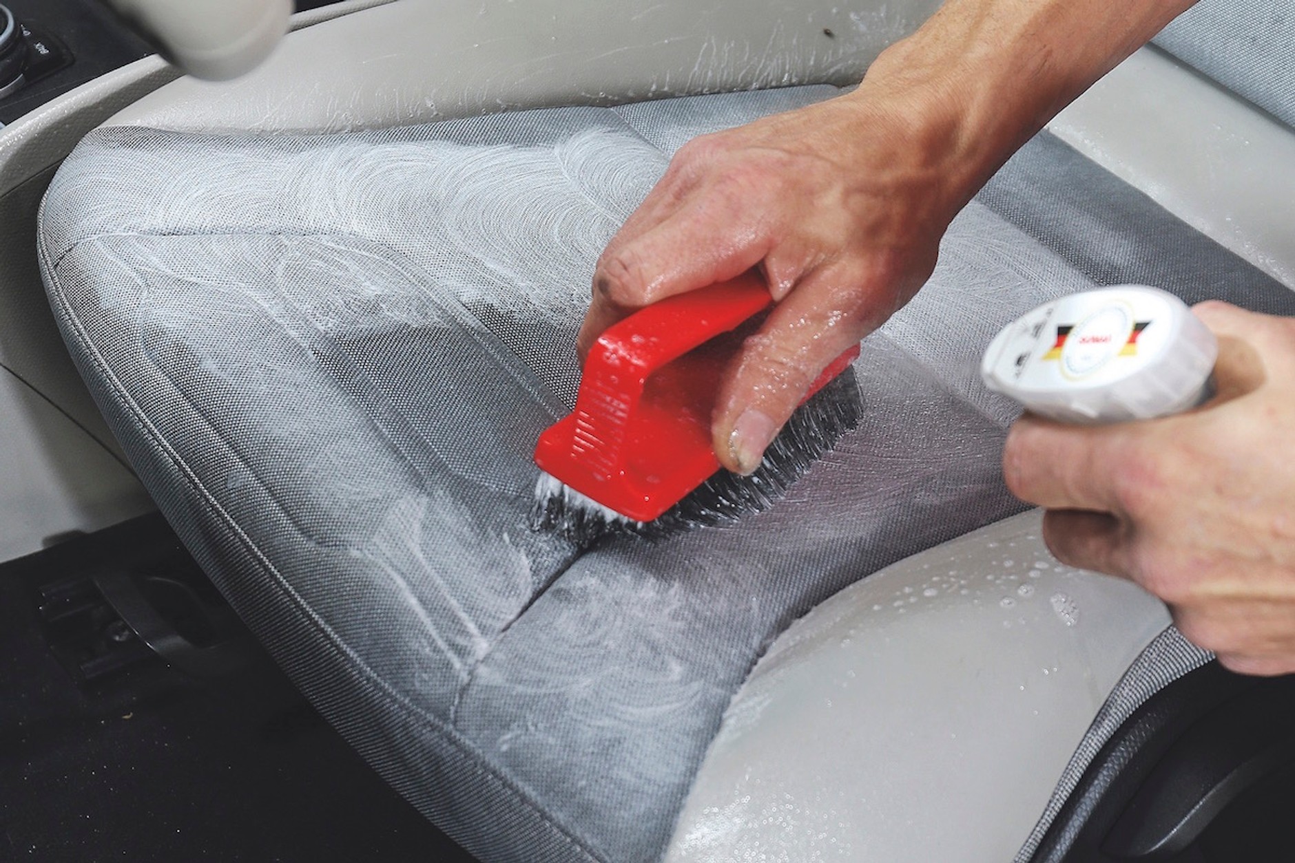 Tapicerka materiałowa - usuwanie plam