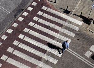 Wtedy pieszy ma pierwszeństwo przy przejściu. Wyjaśniamy, kiedy zaczyna się "wchodzenie"
