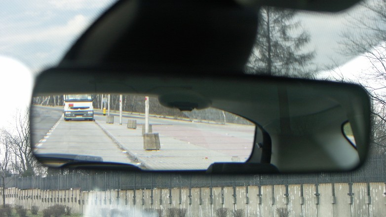 Nieprawidłowo ustawione lusterko wsteczne bardzo ogranicza pole widzenia.