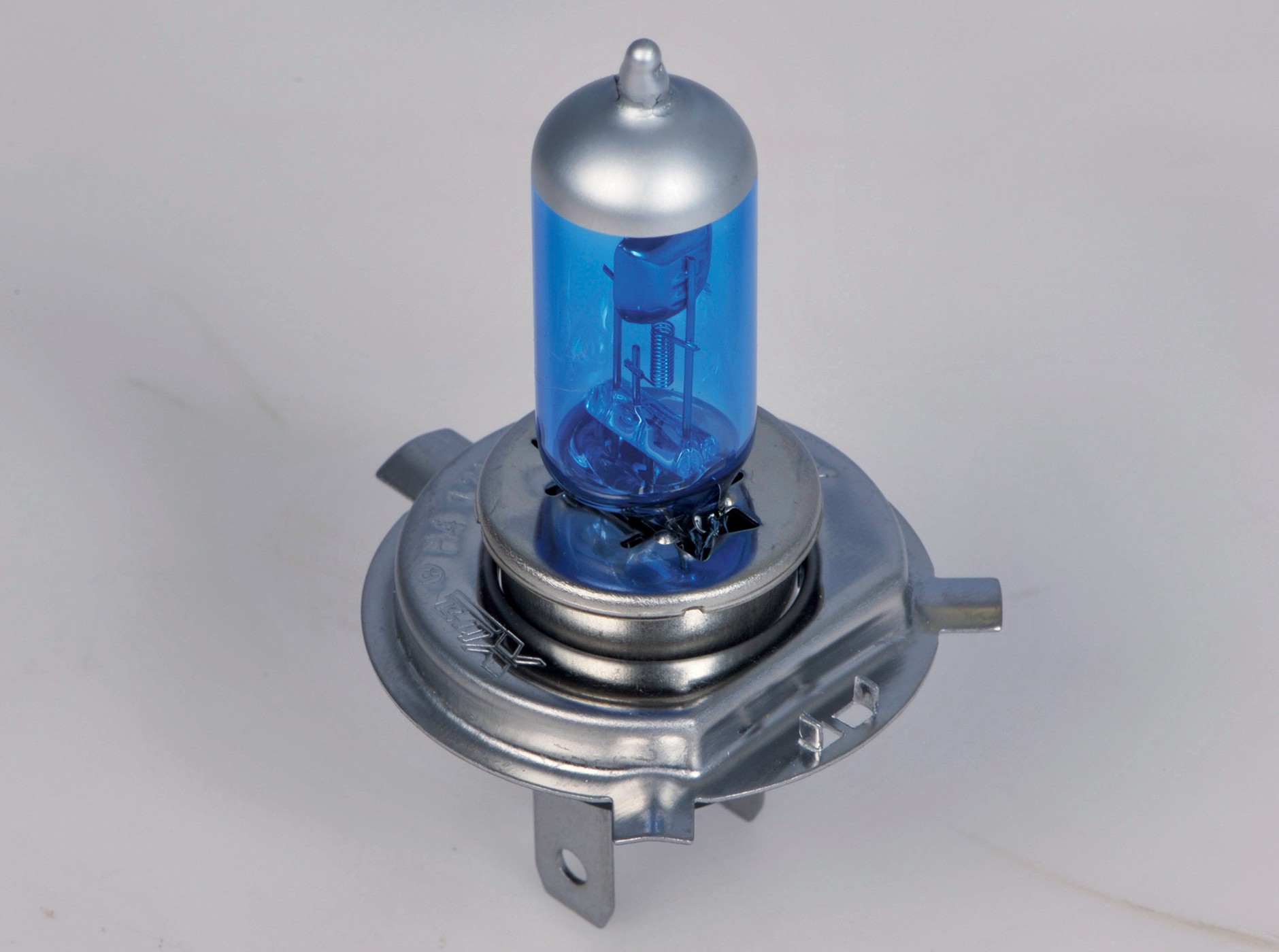 Żarówki z mocnym niebieskim filtrem dają bardzo mało światła...