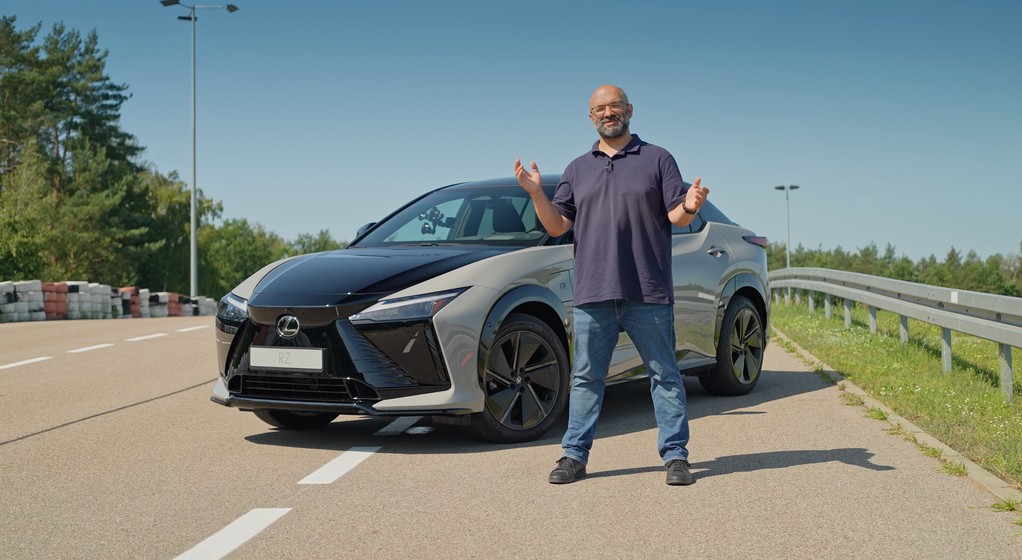 Jak jeździ Lexus RZ, w którym zamiast kierownicy zamontowano wolant bez mechanicznego połączenia z kołami