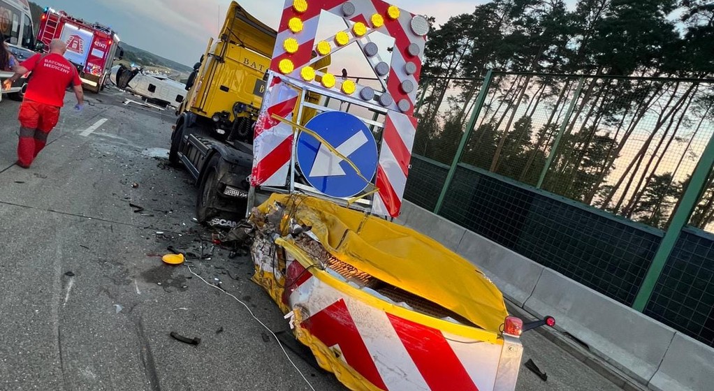 Kierowca busa wjechał w pojazd drogowców na A2