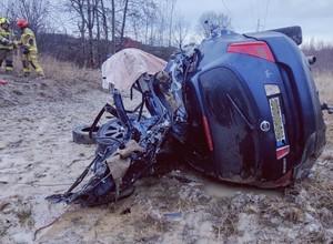 Dramatyczny wypadek na Dolnym Śląsku. Nissan rozerwany po zderzeniu z zaworem