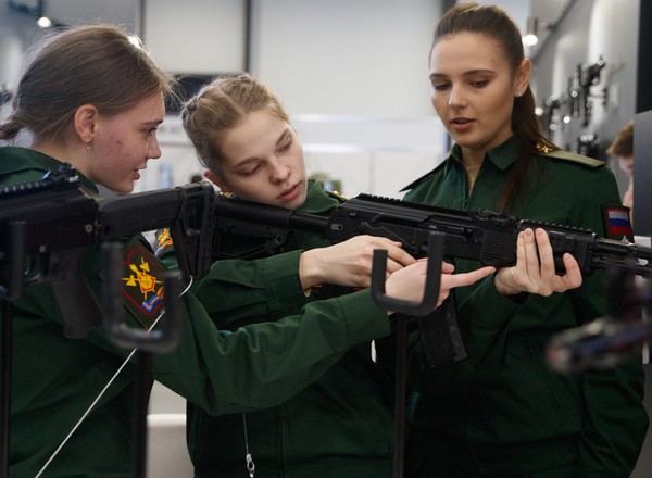 Zamiast samochodów będą produkować karabiny. Kałasznikow przejmie monterów Łady