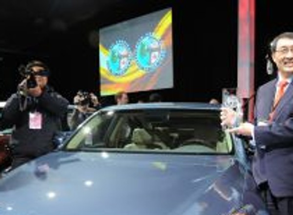 Detroit  2009: Hyundai Genesis Samochodem Roku 2009 w Ameryce Północnej (wideo)