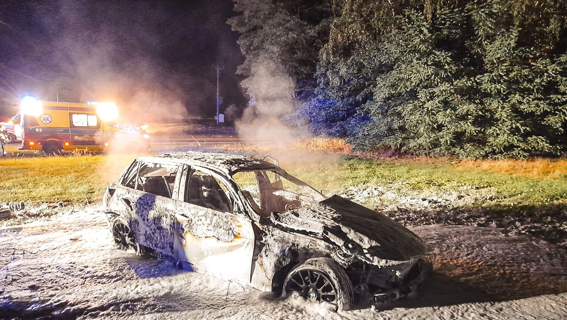 Gdy przyjechali strażacy, BMW było całe objęte ogniem