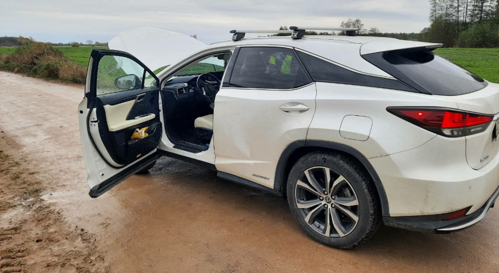 Policjanci odzyskali Lexusa, ale najpierw musieli uszkodzić szyby