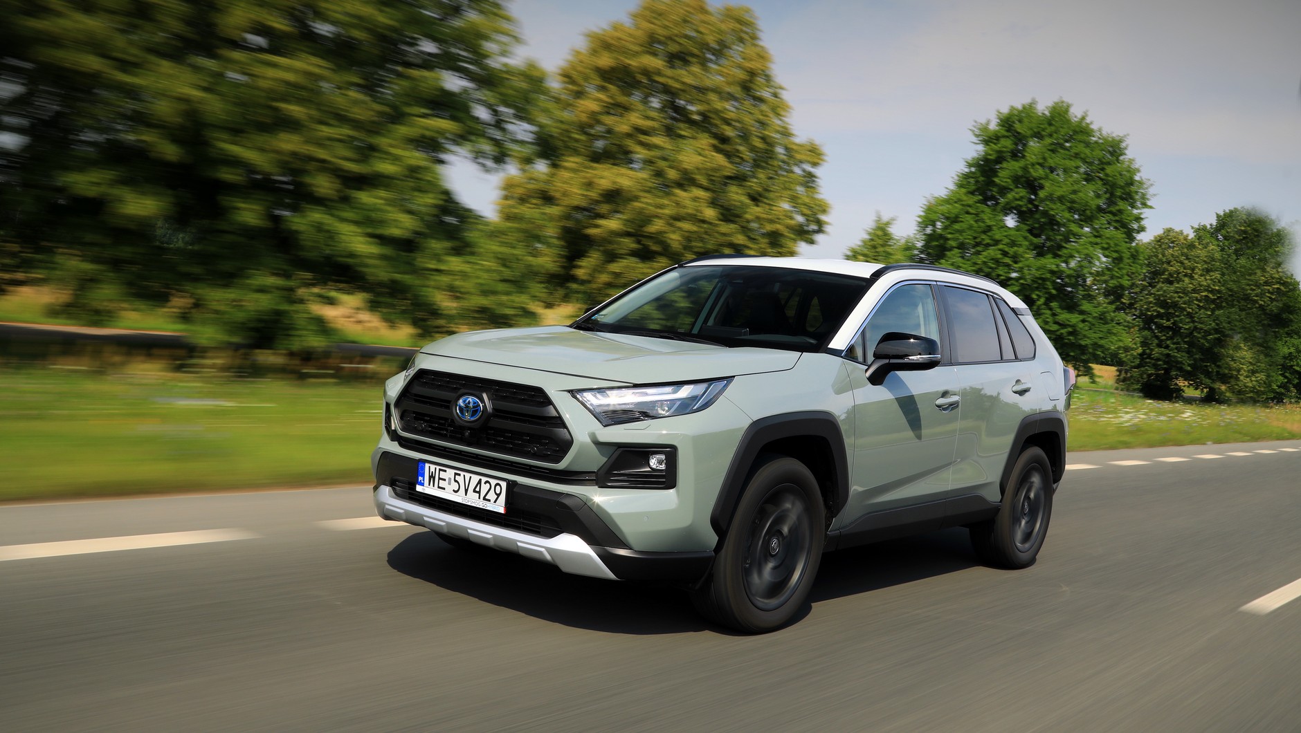 Hybrydowy RAV4 waży 1,7 tony. Większy ciężar (57 proc.) spoczywa na przedniej osi, co sprawia, że samochód jest podsterowny.