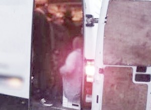 Bus zatrzymany do kontroli, a w nim 29 osób. Stali lub siedzieli na skrzynkach
