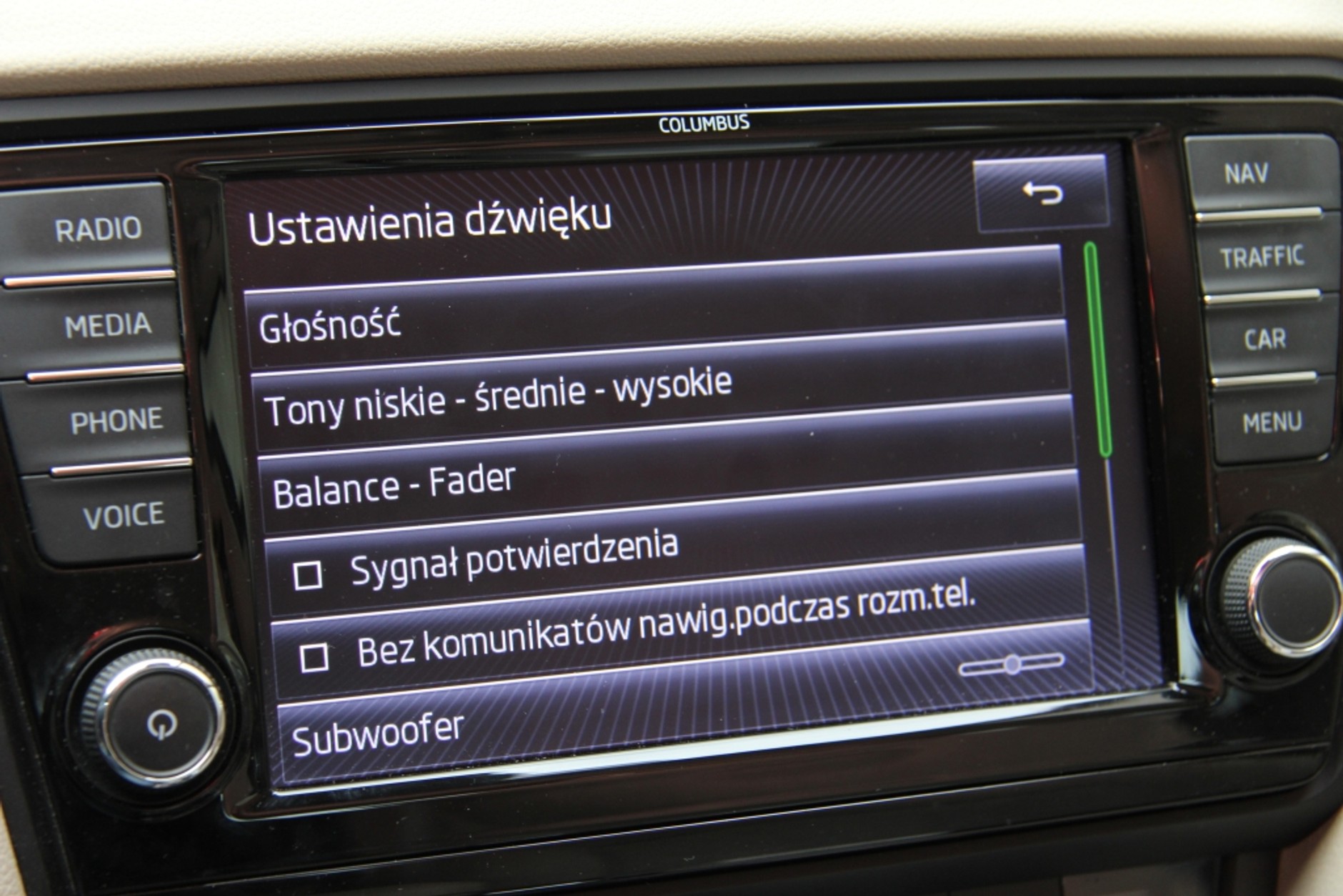 Klasyczna regulacja trzech zakresów tonów, płynna subwoofera a także dodatkowe efekty korekcji DSP.