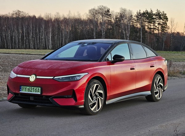 Volkswagen ID.7 wygryzł Teslę na największym rynku w Europie. Czy warto go kupić też w Polsce?