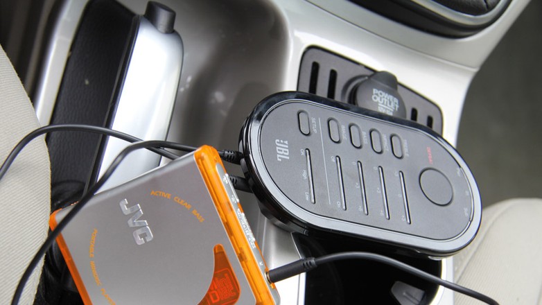 Jak szybko i tanio poprawić brzmienie fabrycznego radia