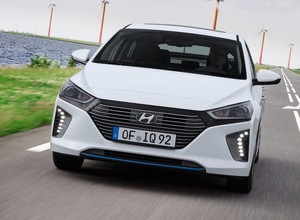 Hyundai Ioniq Hybrid dużo tańszy od Toyoty Prius