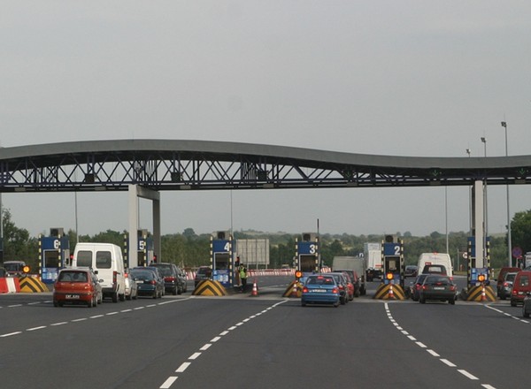 Bezpieczna jazda autostradą - przepisy, dobre obyczaje, kontrole, opłaty