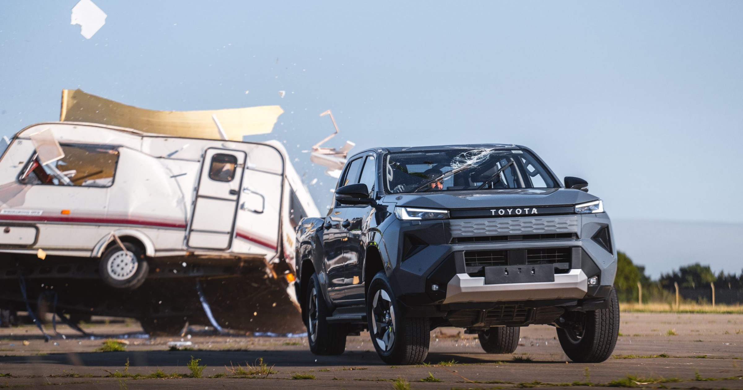 Zrzucili przyczepę kempingową na Toyotę Hilux