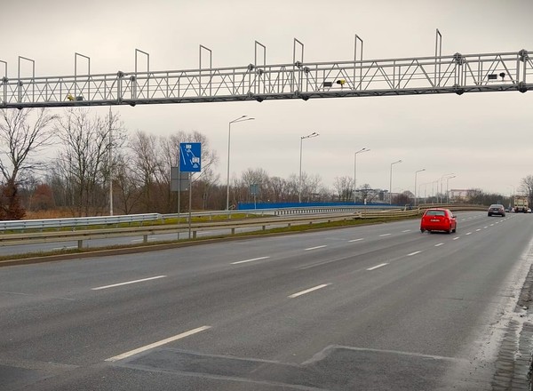 Na tym odcinkowym pomiarze prędkości kierowcy dostają ponad 50 mandatów dziennie