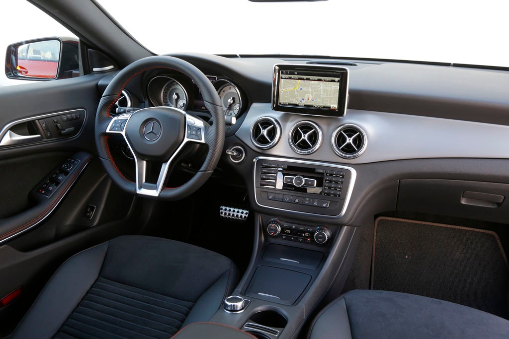 Sportowy charakter samochodu odzwierciedlają zarówno dobre osiągi oraz wygląd nadwozia, jak i wykończenie wnętrza, 
w którym dominuje czerń tapicerki przełamana czerwienią nici oraz aluminiowych aplikacji na desce rozdzielczej, kierownicy, a także drzwiach.