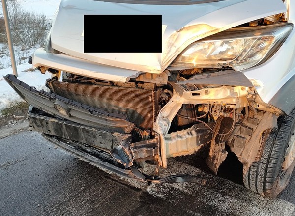 Kierowca auta dostawczego nie ustąpił pierwszeństwa pociągowi. To mogło skończyć się tragedią
