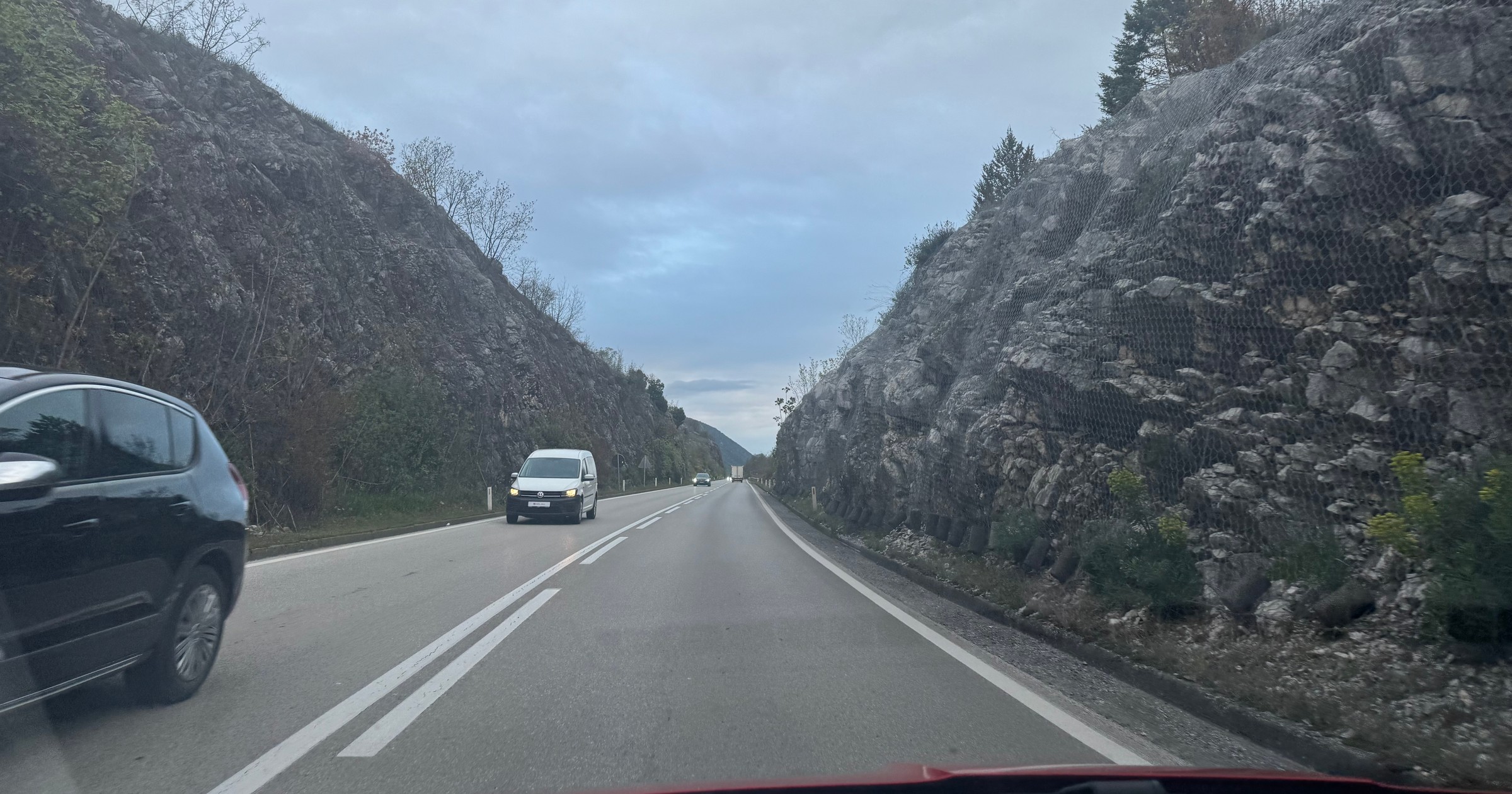 Drogi w górach są wymagające i często trzeba zachować bardzo dużą ostrożność. W takich sytuacjach klakson czasem jest wręcz niezbędny