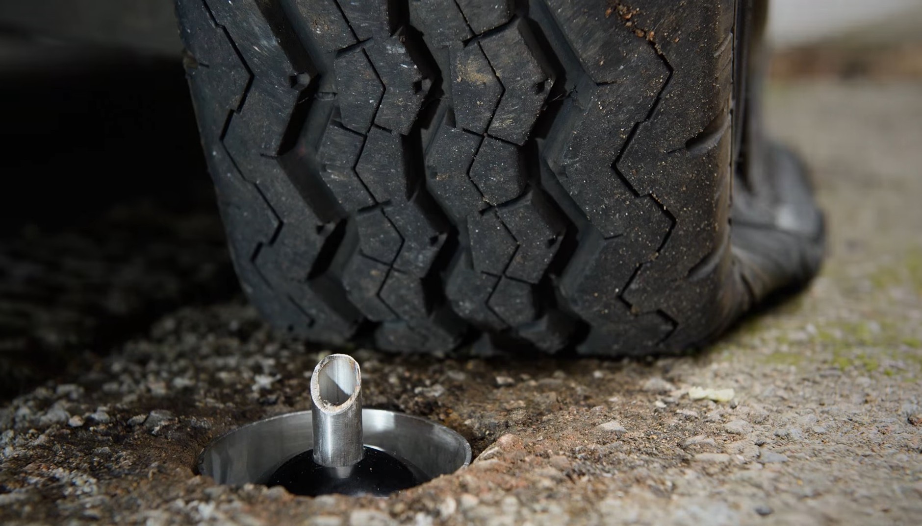 Przebijak opon zamiast słupków? To brytyjski pomysł