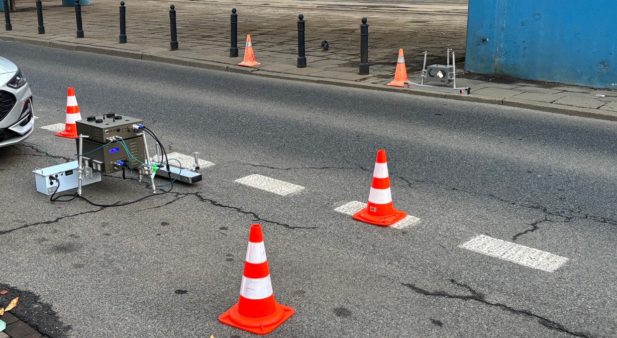 Ruszyły zdalne pomiary spalin w Warszawie. Auto przejeżdża i wszystko jest jasne