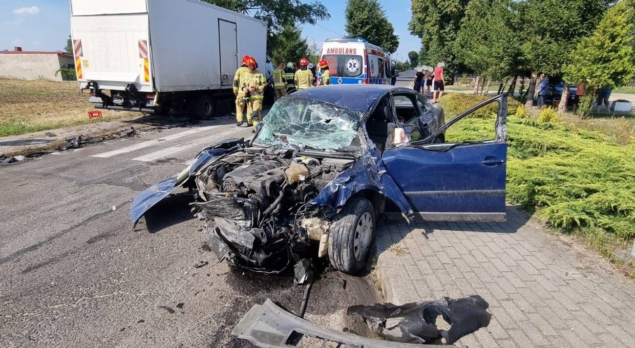 Zderzenie ciężarówki z osobówką w Złotkowie. Wyglądało naprawdę groźnie