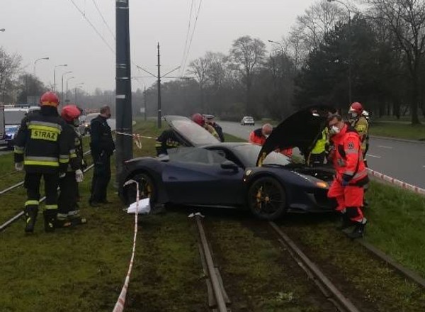 Rozbite Ferrari w Łodzi. Kierowca zatrzymał się na słupie
