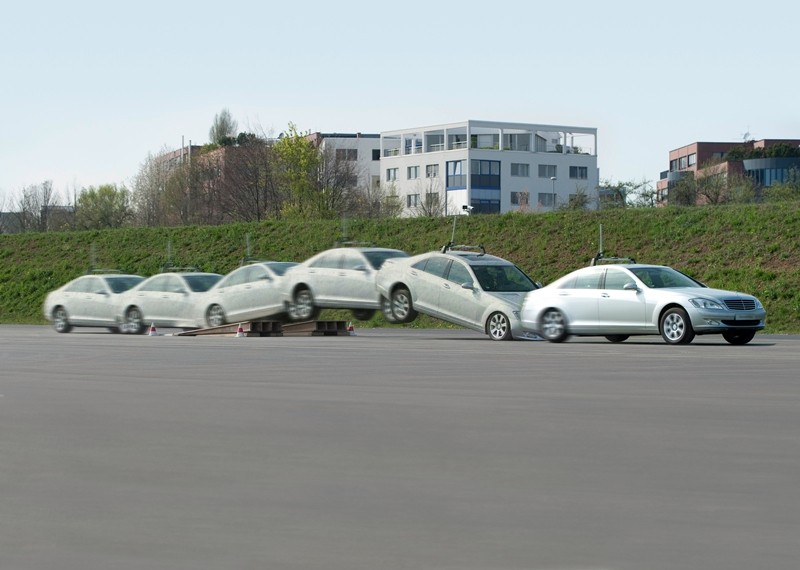 Mercedesy przejęte przez roboty robią dziwne rzeczy