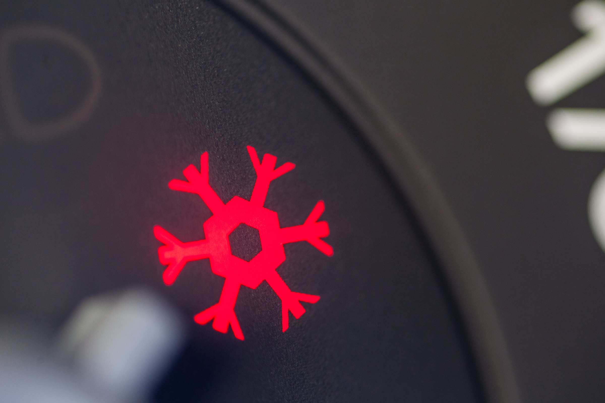 Masz kontrolkę z płatkiem śniegu? To nie awaria auta, ale jazda może być ryzykowna