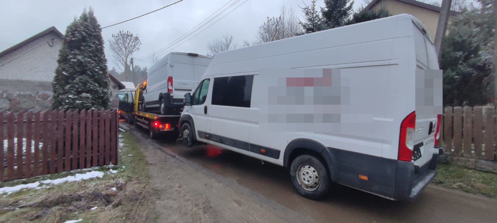 Odnaleziona dziupla z samochodami dostawczymi