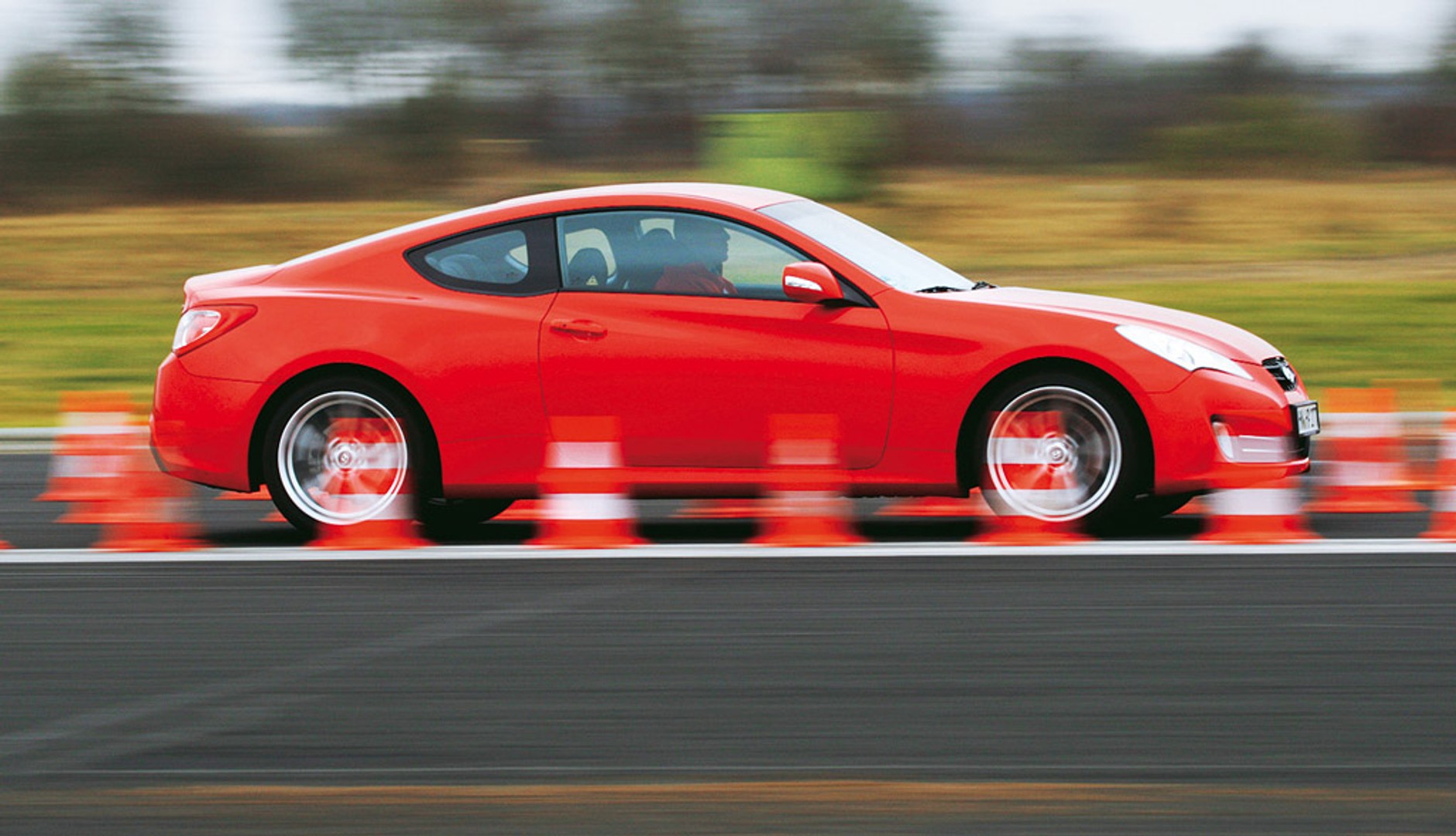 Audi A5 Coupe kontra Hyundai Genesis: ogniste wyścigówki na start!