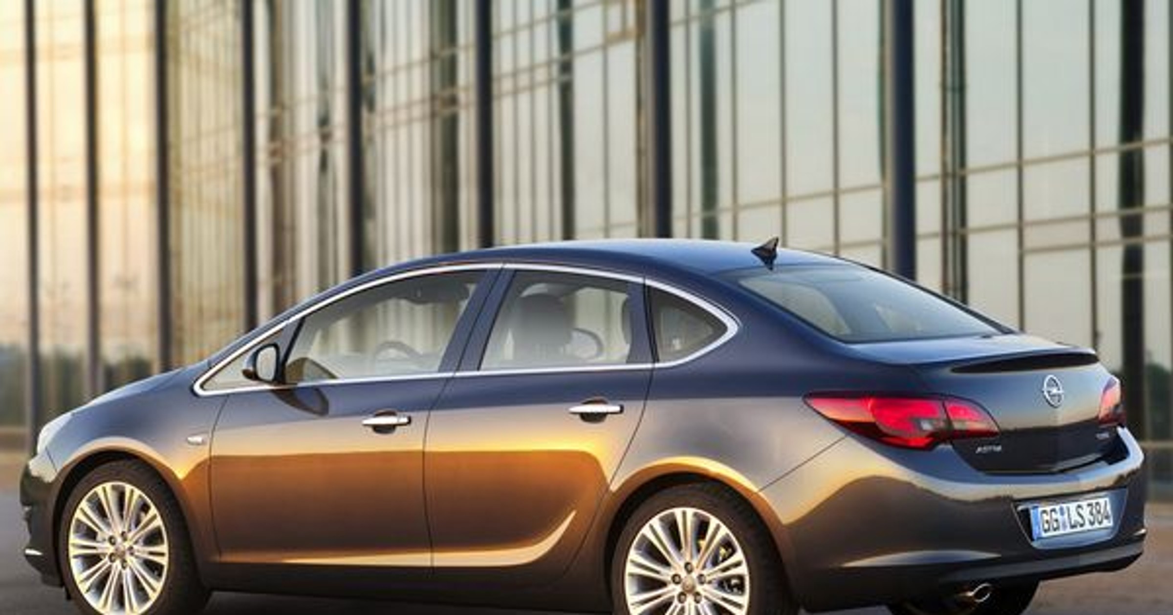 Opel Astra sedan 2013