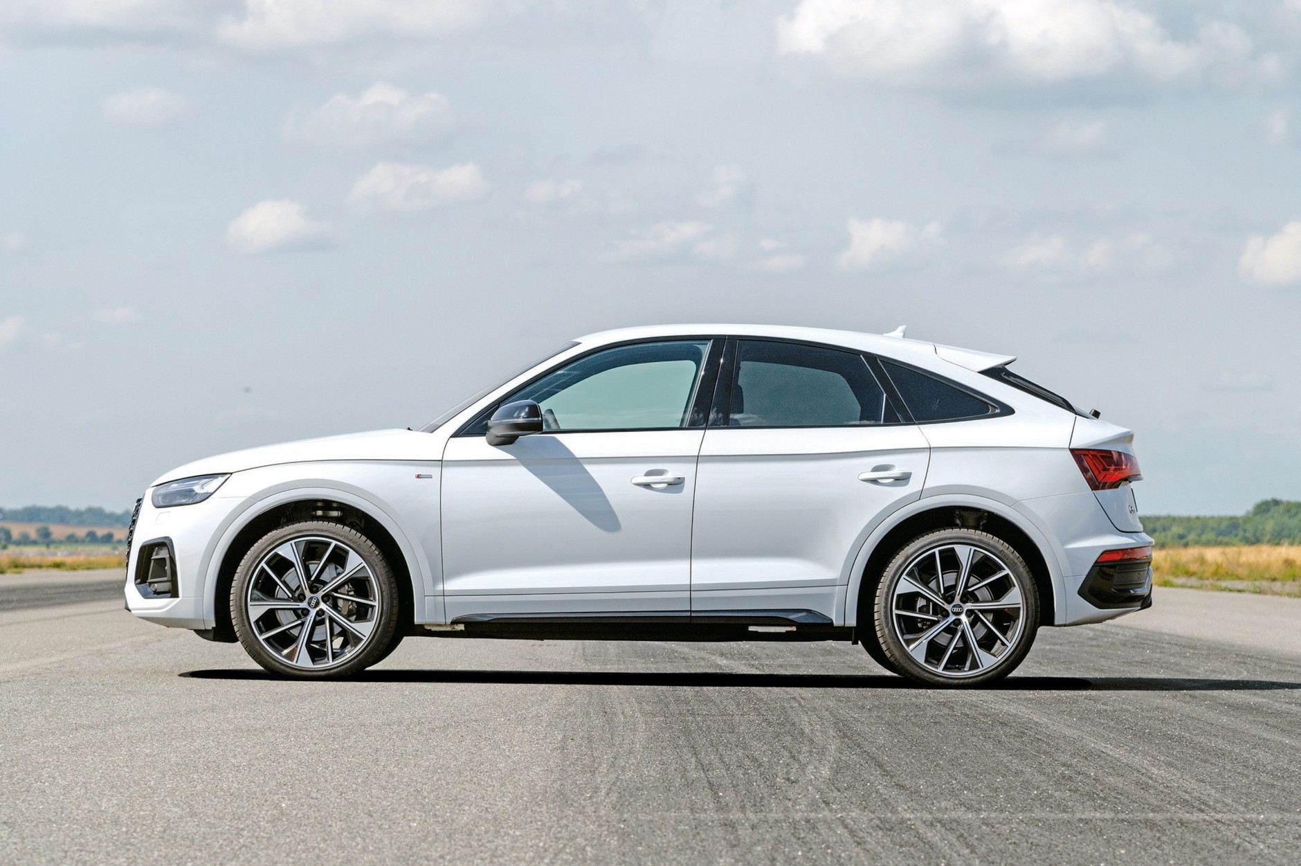 Audi Q5 Sportback z profilu. Rozstaw osi 2819 mm, długość 4689 mm.