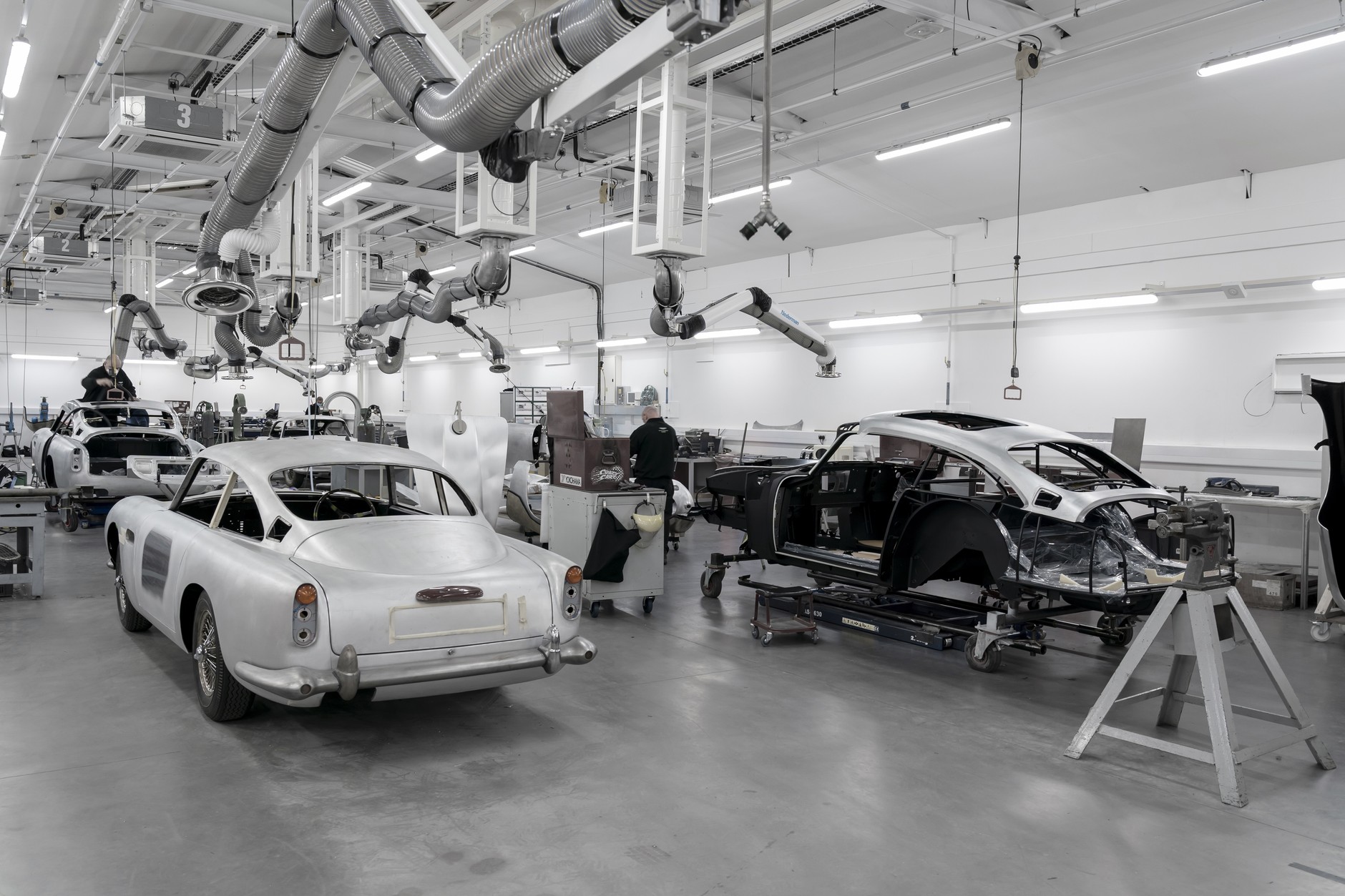 Aston Martin DB5 – najsłynniejsze auto Bonda – znów w produkcji