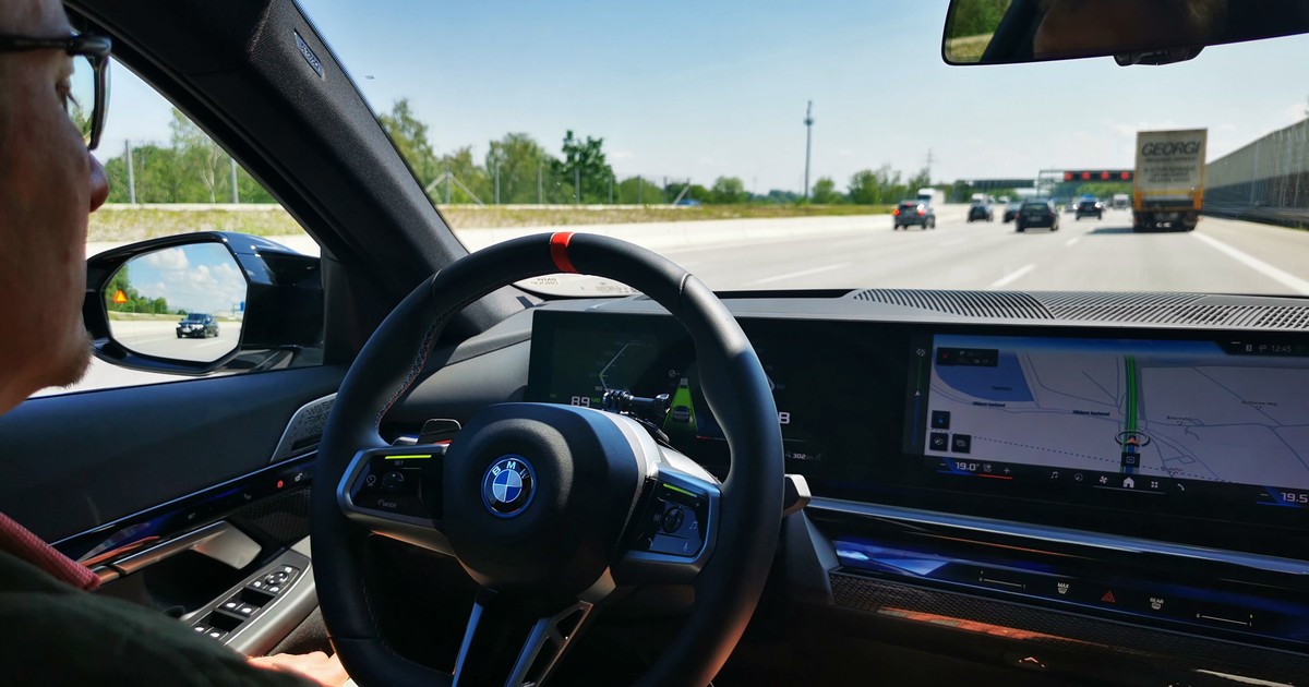 "Personal Pilot” Level 3 w BMW pozwala na przekazanie prowadzenia auta elektronice na dłuższym dystanwie