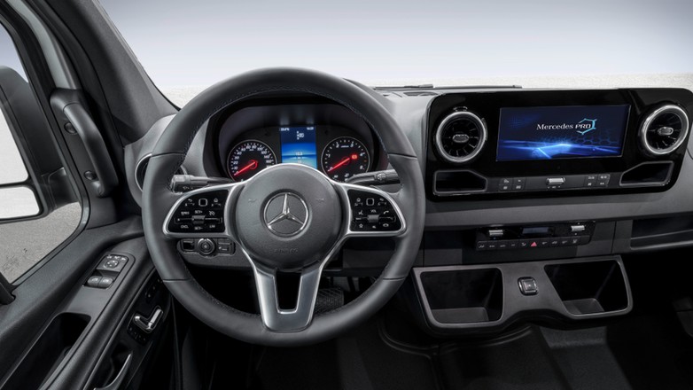 Mercedes chwali się, że schowki projektowano m.in. z uwzględnieniem miejsc na smartfony kierowcy i pasażera. Będzie ładowanie indukcyjne. Na zdjęciu najdroższa wersja z ekranem dotykowym. Mercedes Sprinter