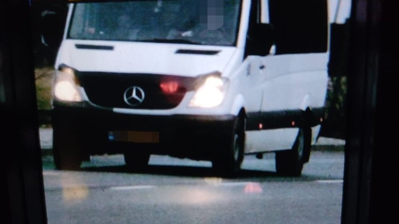 Kierowca Mercedesa jechał za szybko i wiózł zbyt dużo osób