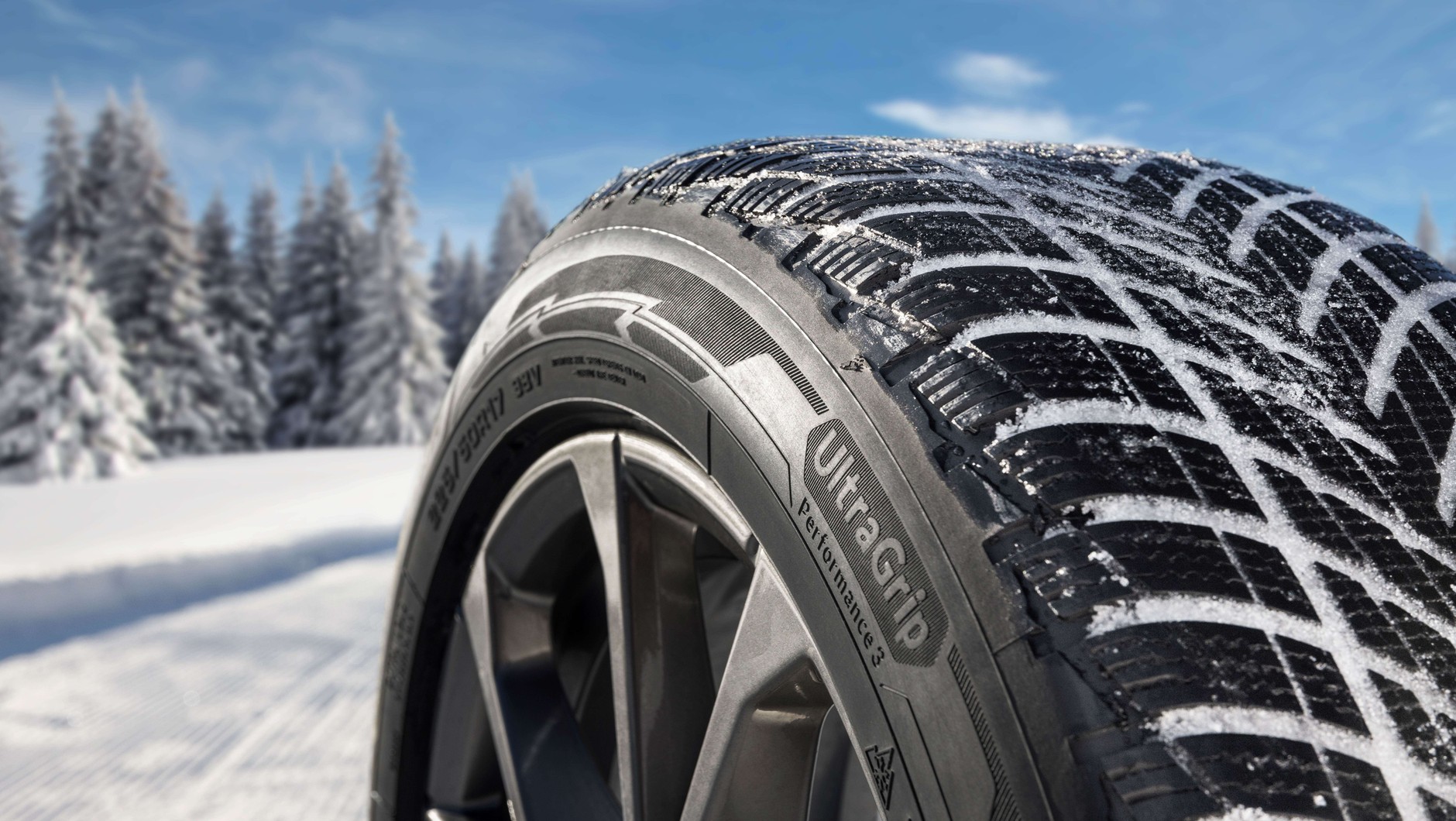 Opony zimowe z górnej półki, takie jak Goodyear UltraGrip Performance 3, oferują mocne osiągi i pewność prowadzenia podczas jazdy w zimowych warunkach