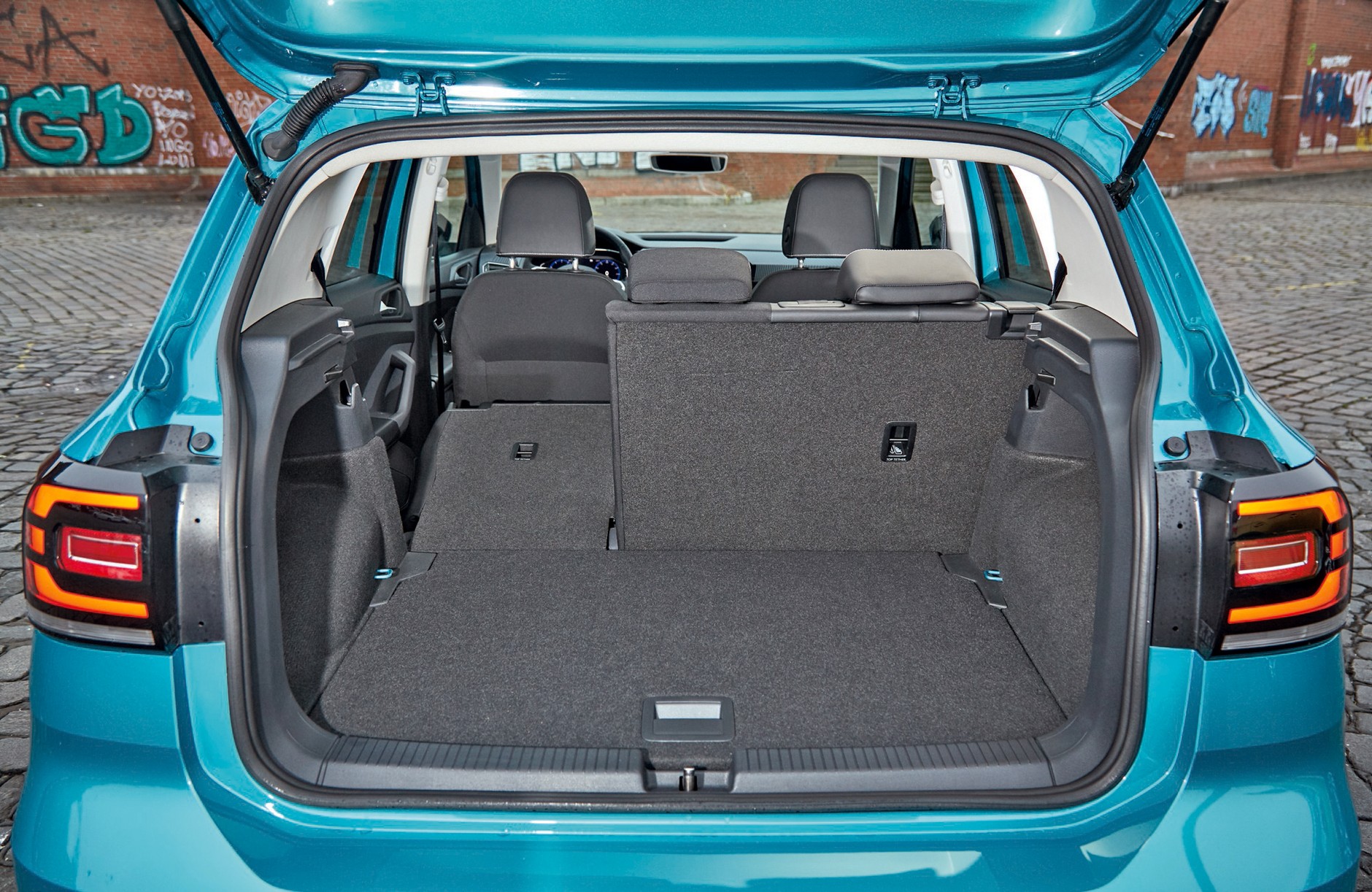 Porównanie 4 par SUV-ów: Mazda, Mitsubishi, Jeep i Volkswagen.