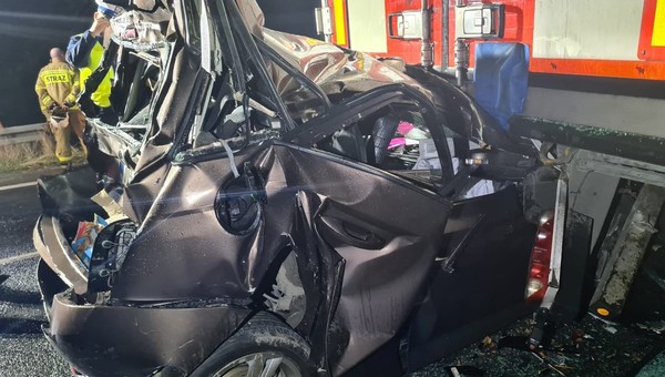 Ciężarówka wepchnęła Skodę pod naczepę. Straszny wypadek pod Świeciem