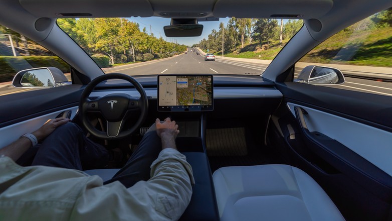 Tesla podczas jazdy w trybie półautonomicznym – z włączonym systemem FSD