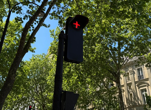 Sygnalizacja świetlna pokazuje czerwony plus. Co to oznacza?