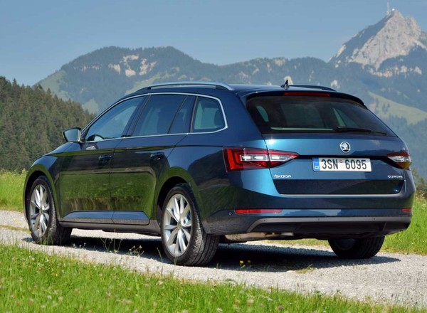 Używana Toyota Camry czy Skoda Superb? Mechanik wybrał faworyta. "Prawie szóstka"