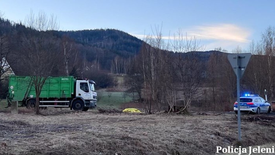 Kierowca śmieciarki przejechał swojego kolegę. Tragiczny wypadek w Sosnówce