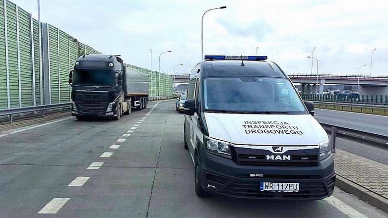 Inspektorzy ITD zatrzymali ciężarówkę z przełożonymi tablicami